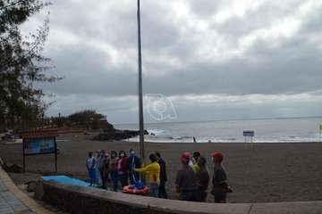 Izado de la bandera azul en Hoya del Pozo (foto TA/Francisco Javier Santana)